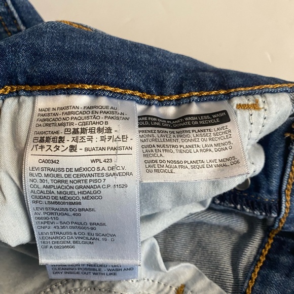 Levi’s Mile High Cropped Wide Leg Button Fly Jeans in great condition.Size 26 - Picture 9 of 16